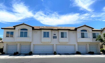 Building Photo - 2 BEDROOM 2 BATH IN NORTHWEST DOUBLE GATED GOLF COURSE COMMUNITY!