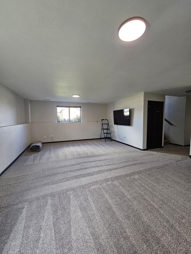 Building Photo - 4 BED | 3 BATH | SPLIT-FOYER HOME | DOUBLE...