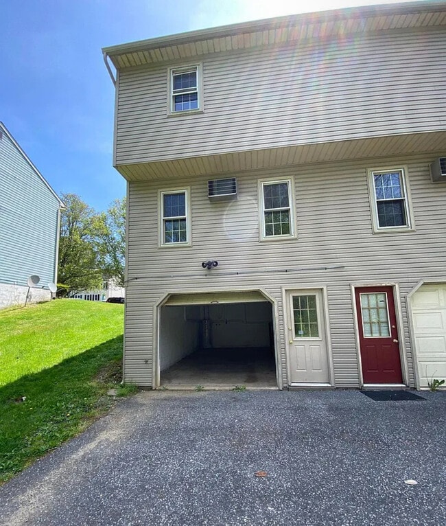 Building Photo - 1617 Chadwick Cir