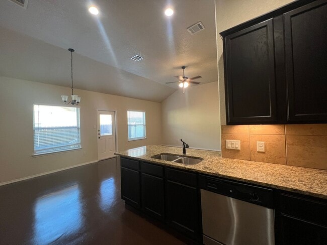 Building Photo - 3/2 Duplex in New Braunfels, TX