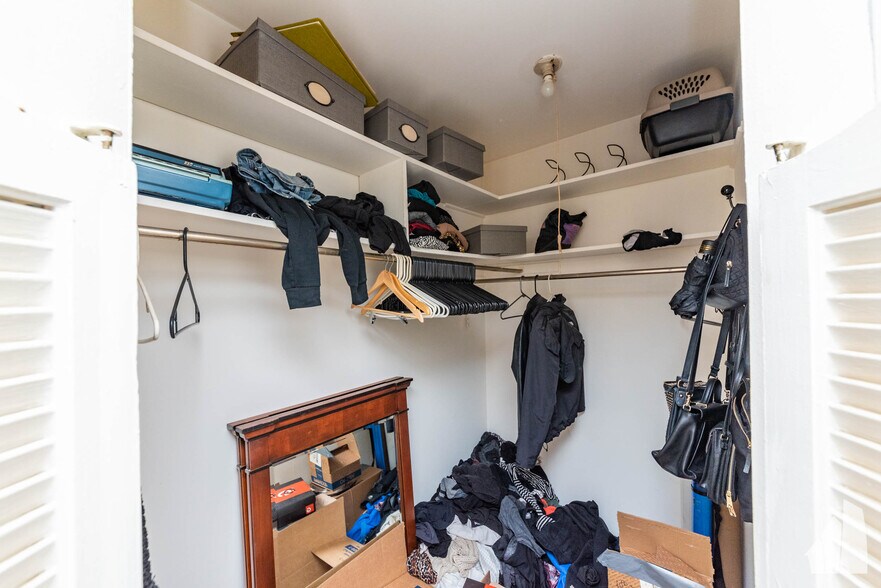 Building Photo - 3825 N Pine Grove Ave