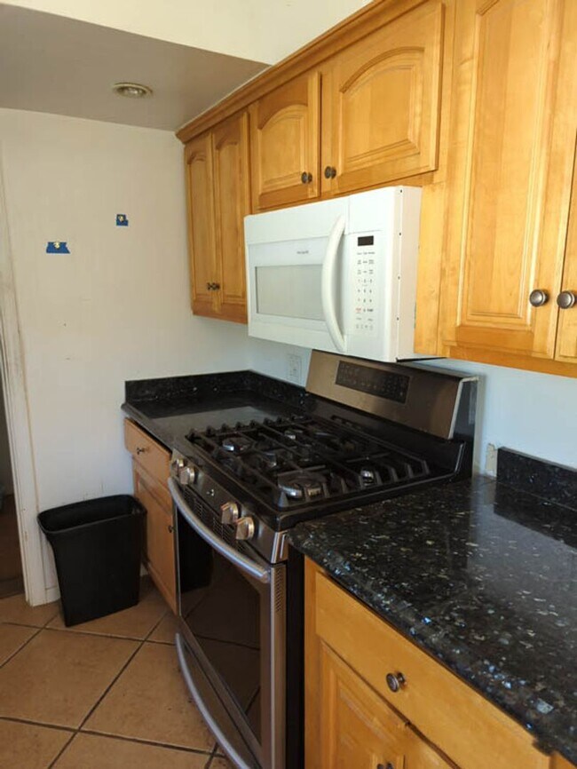 Building Photo - Spacious 2-Bed, 1-Bath Home in the Heart of Burbank!