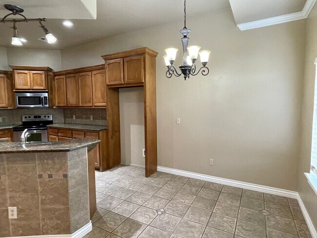 Building Photo - Beautiful 4 bed 2 bath home with a spacious up to date kitchen!