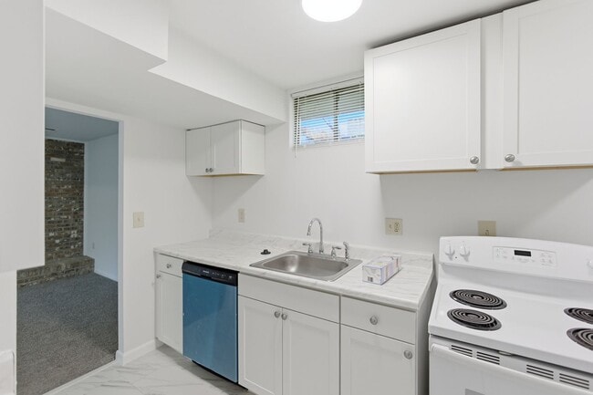 Building Photo - Charming 3 BR/2.5 BA Single-Family Home in...