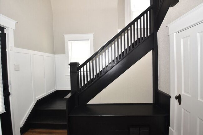 Building Photo - Central Mishawaka- close to Parks and Down...