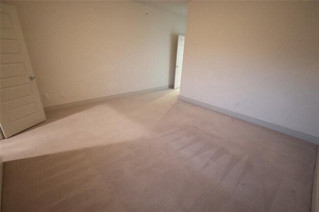 Building Photo - 2101 Town Centre Dr