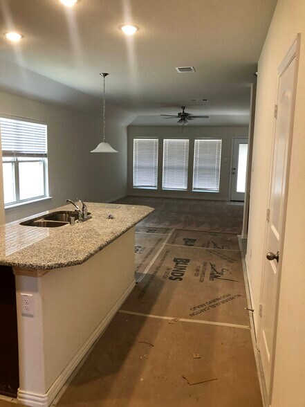 Building Photo - 6214 Heron Dr