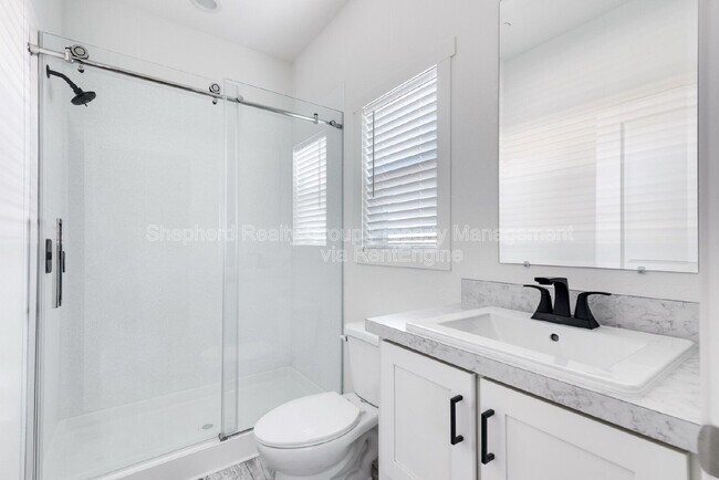 Building Photo - 15914 Dauchy Ave