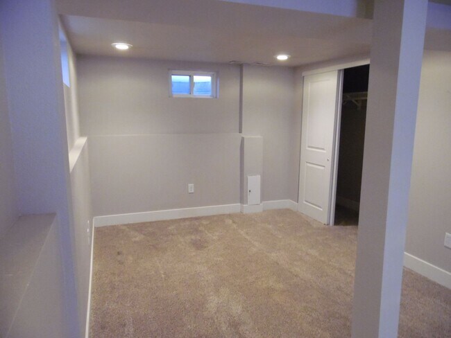 Building Photo - 2813 Henderson Dr