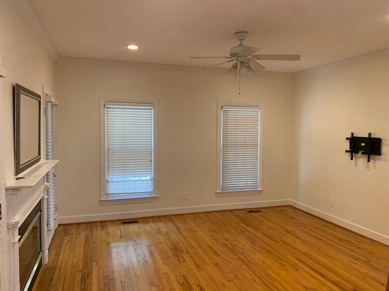 Building Photo - Spacious Townhome close to downtown Auburn...