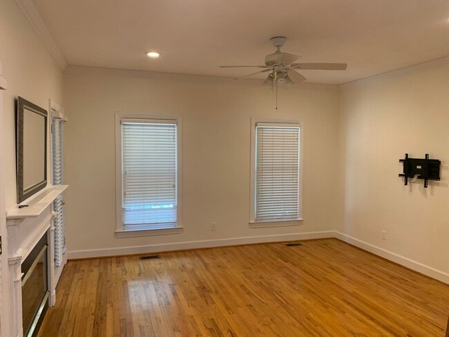 Building Photo - Spacious Townhome close to downtown Auburn...