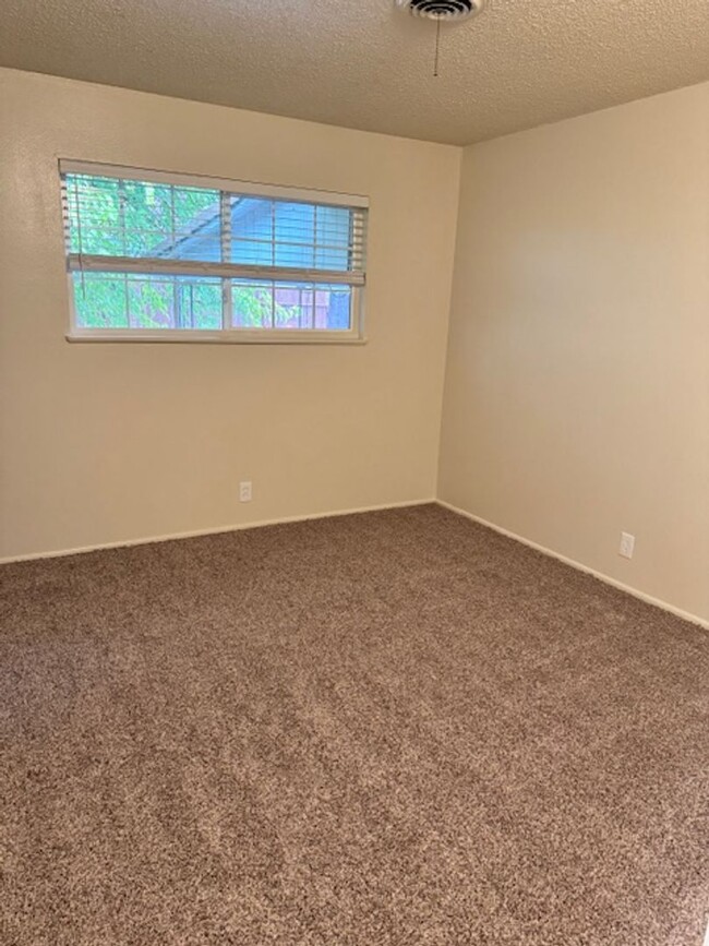 Building Photo - 4 Bedrooms in South Redding- Available for...