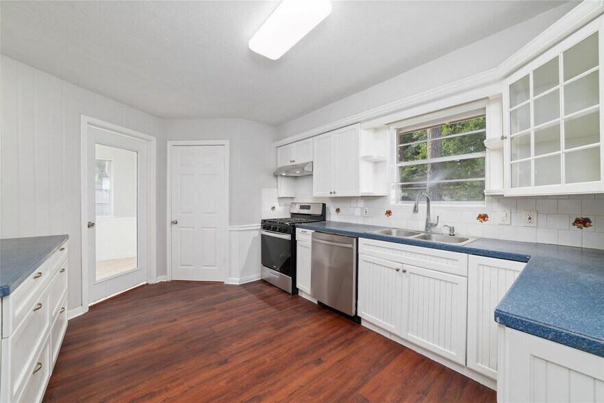 Kitchen - 25602 Oakhurst Dr