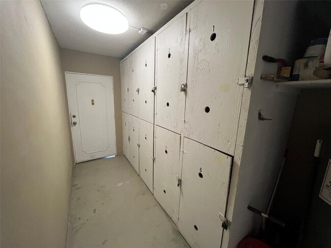 Building Photo - 2020 NE 56th St