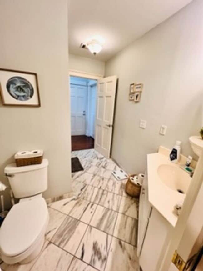 Building Photo - 227 W Broughton St