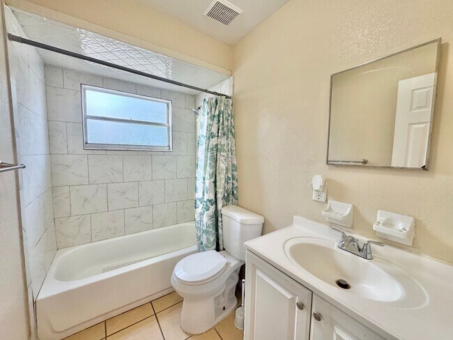 Building Photo - 2571-2575 Elm Ave