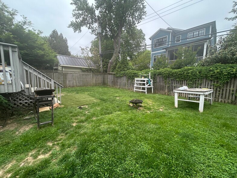 Large backyard shared with lower unit apartment - 716 N Jackson St