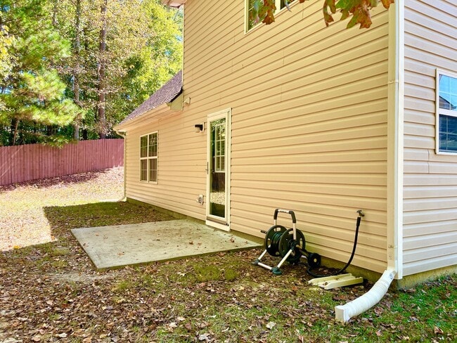 Building Photo - Welcome to this charming 3-bedroom, 3-bath...