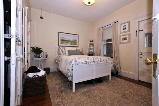 Building Photo - Huge 4 bed unit in the heart of Oak Square!