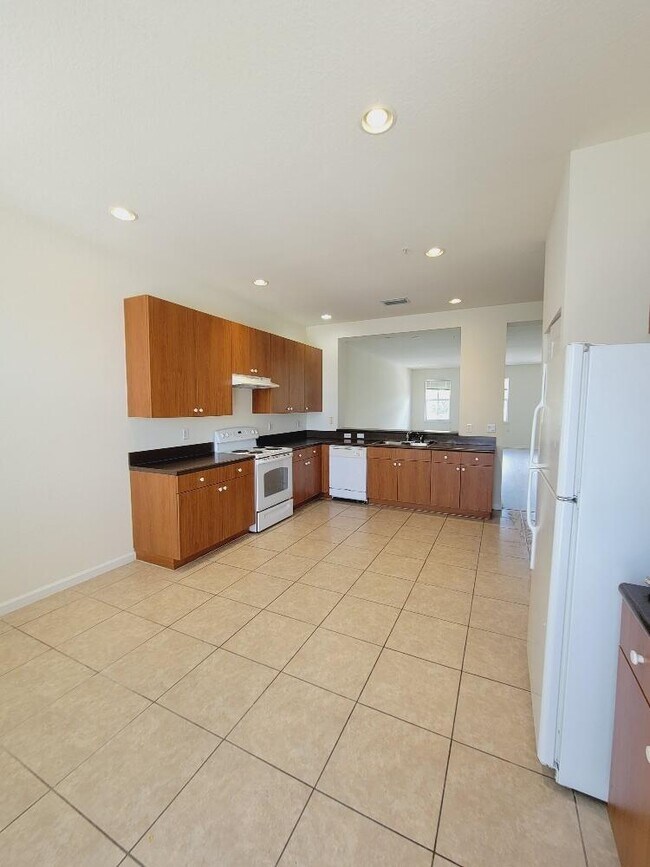Building Photo - 221 Greenwich Cir