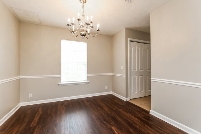 Building Photo - Inviting 3-Bedroom Nashville Home