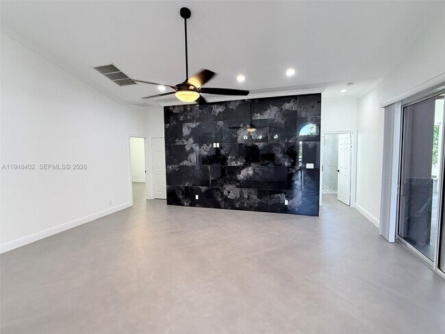 Building Photo - 1749 SW Desert Ave