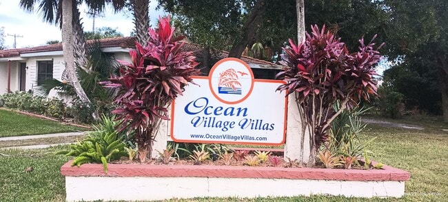 Building Photo - Walk to the beach.  2 bedroom duplex--washer/dryer hookup