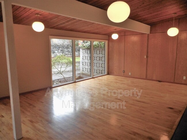 Building Photo - 3245 NW Norwood Dr