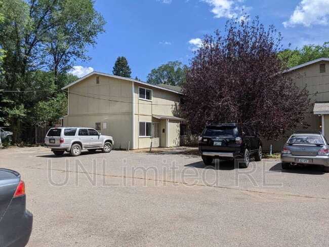 Building Photo - 321 N Park St