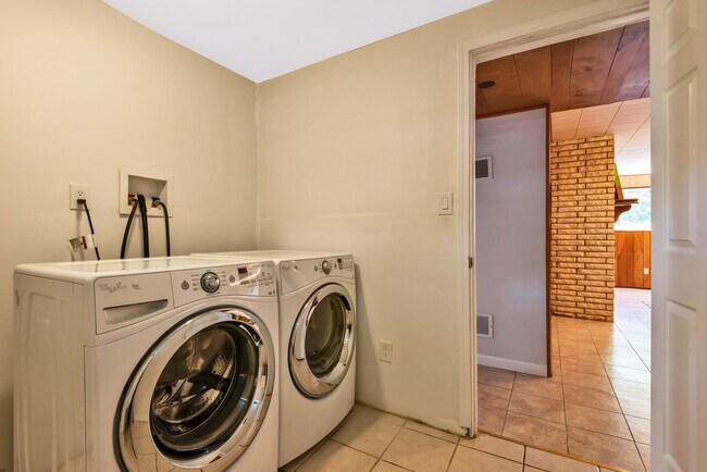 Building Photo - Spacious 3 Bed, 2.75 Bath Seward Park Home!