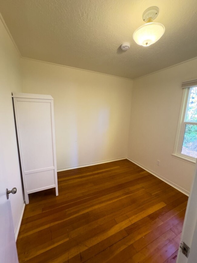 Building Photo - WINTER SPECIAL - Charming 2 Bed 1 Bath Home on Fenced Corner Lot in South Salem