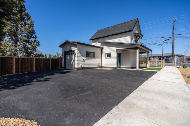 Building Photo - 61579 SE Lucia St