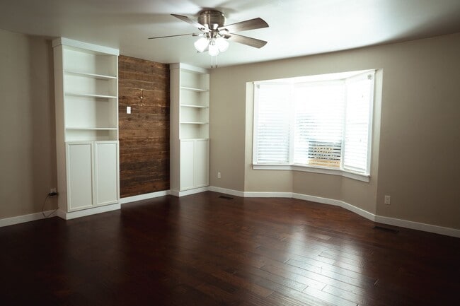 Building Photo - Gorgeous Family Home on Cul-de-Sac