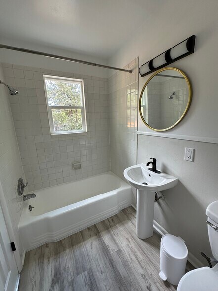 bath interior - 2118 Grove Cir