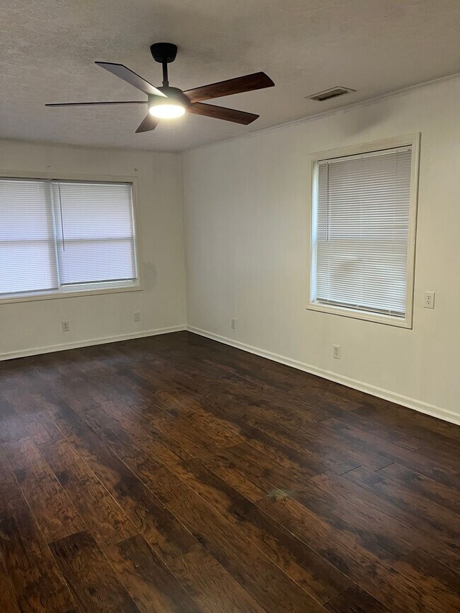 Building Photo - 2031 Wellborn Dr