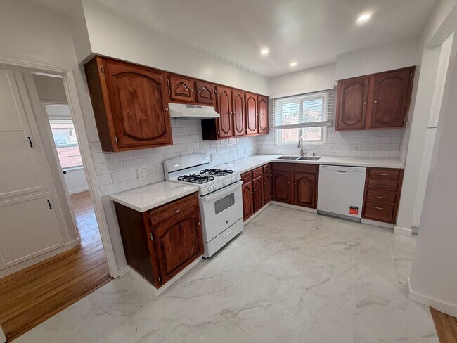 Building Photo - Remodeled 3 Bedroom Norwalk House For Rent!