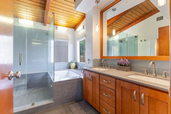 Building Photo - A Hidden Gem in Pasadena’s East End