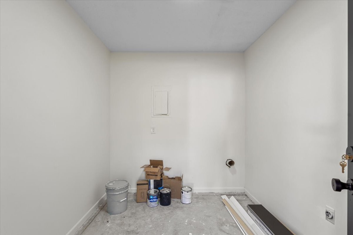 Building Photo - 718 Miles St