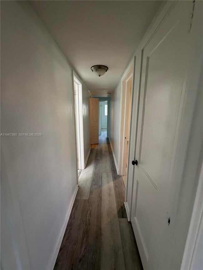 Building Photo - 311 SW 11th Ct