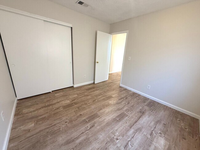 Building Photo - GORGEOUS 3BED/2.5BATH SINGLE FAMILY HOME