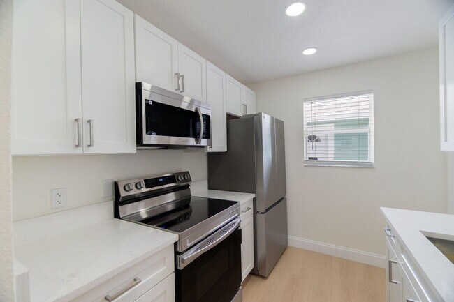 Building Photo - 2831 N Seacrest Blvd
