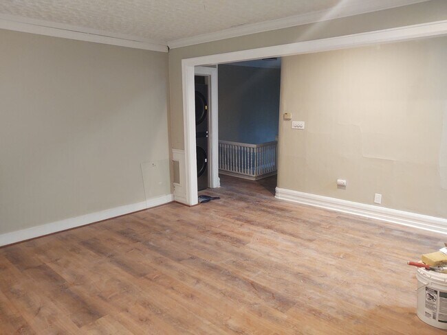 Building Photo - 3 Bedroom with off-street Parking on Park Ave