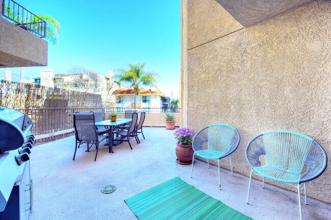 extra large private patio - 1633 S Bentley Ave