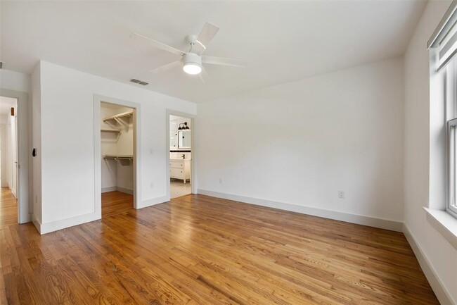 Building Photo - 2606 W 48th St