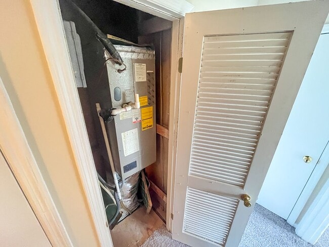 Building Photo - Adorable 2 bedroom, 2 1/2 bathroom townhom...