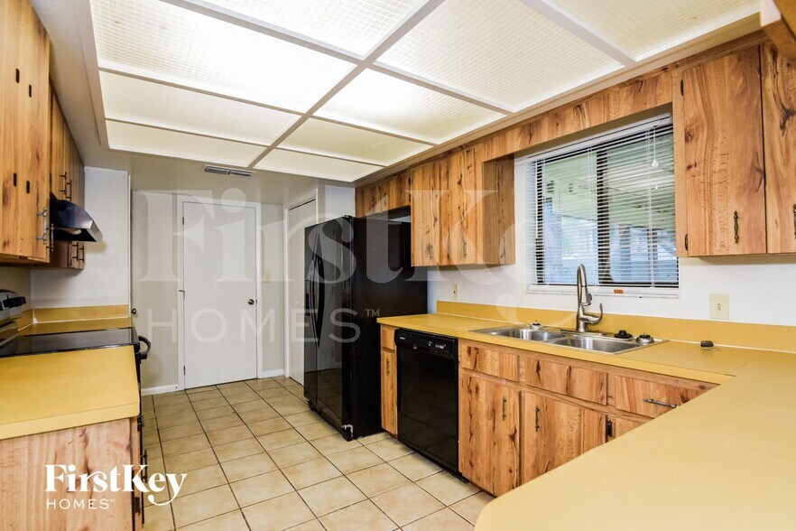 Building Photo - 5017 Kingswood Dr
