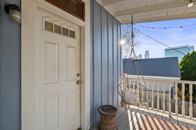 Building Photo - 902 E 14th St