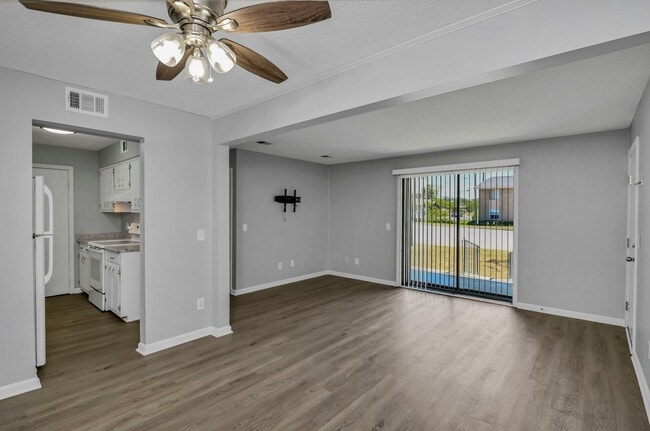 Building Photo - Walkable Downtown Lexington Living in Shadow Moss | Ground-Floor 2BR Retreat - Water sewer & tras...