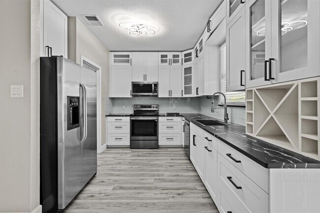 Building Photo - 303 Quail Hollow Dr