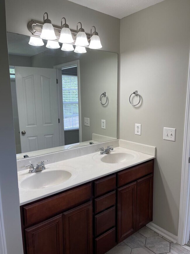 Building Photo - 617 Niagra Ln